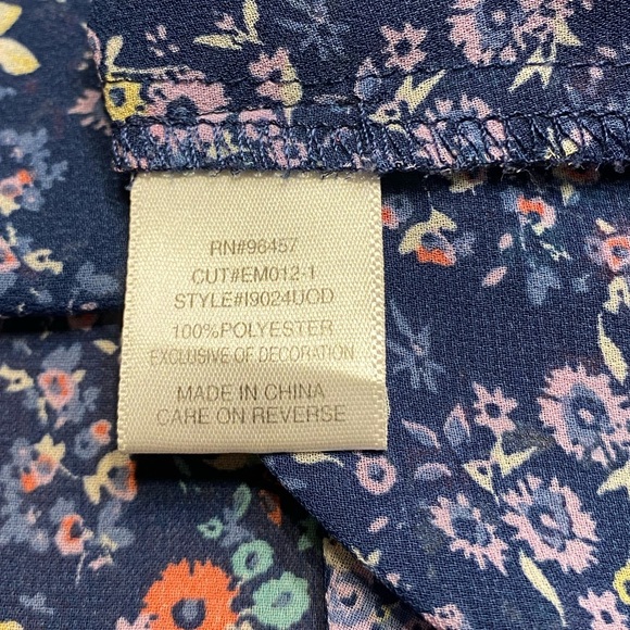 Love on a hanger blouse with crocheted shoulders. Size extra large. - Picture 7 of 10